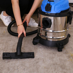 Пылесос Deko DKVC-1200-20S в процессе работы