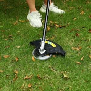 Триммер аккумуляторный Deko DKTR40 в процессе работы