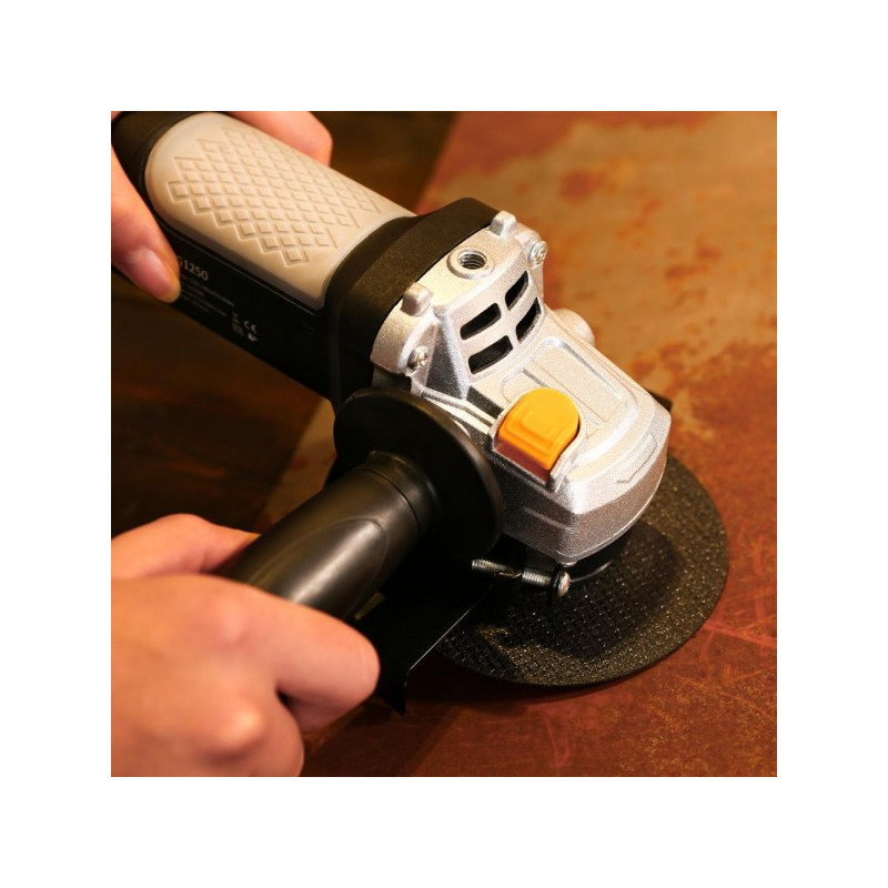 Угловая шлифмашина Deko DKAG1250 063-4174 в процессе работы