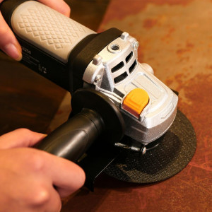 Угловая шлифмашина Deko DKAG1250 063-4174 в процессе работы