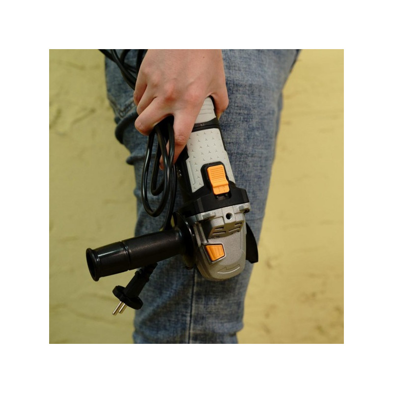 Угловая шлифмашина Deko DKAG1850 063-4182 в руке