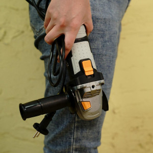 Угловая шлифмашина Deko DKAG1850 063-4182 в руке