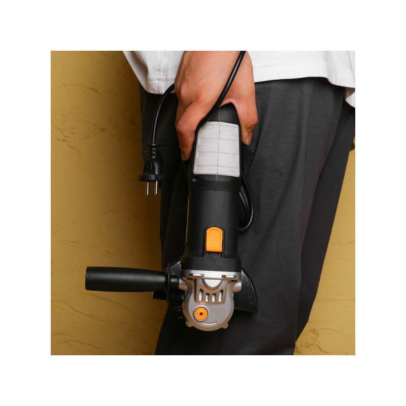 Угловая шлифмашина Deko DKAG750 063-4164 в руке