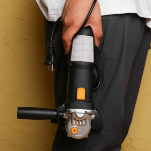 Угловая шлифмашина Deko DKAG750 063-4164 в руке