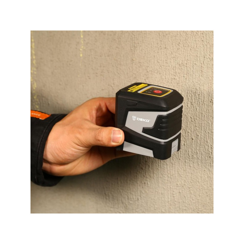 Лазерный уровень Deko DKLL12 Set 2 065-0100 в руке