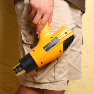 Строительный фен Deko HG2000W в руке