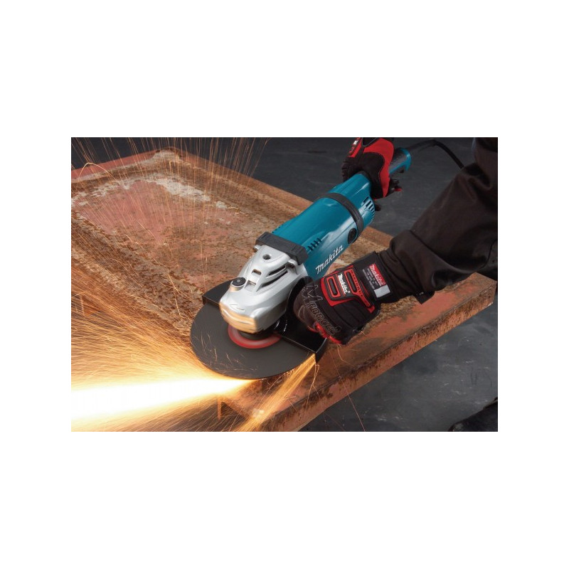 Угловая шлифмашина Makita GA 9030 SF 01 в процессе выполнения работ