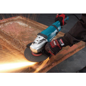 Угловая шлифмашина Makita GA 9030 SF 01 в процессе выполнения работ