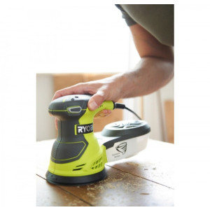 Эксцентриковая шлифмашина Ryobi ROS300A 5133001142 в процессе работы