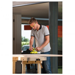 Вибрационная шлифмашина Ryobi RSS200-G 5133003500 в процессе работы