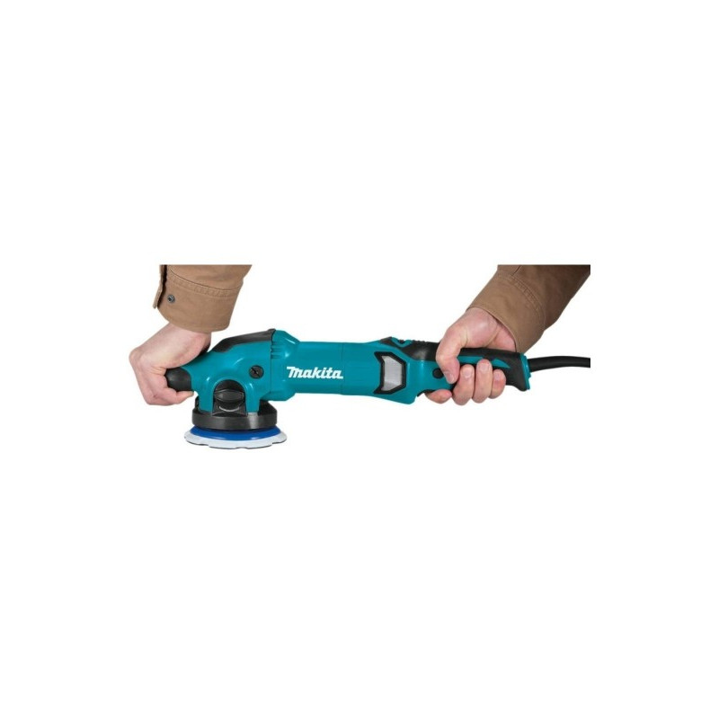 Полировальная машина Makita PO5000C в руке