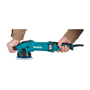 Полировальная машина Makita PO5000C в руке