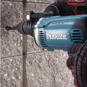 Дрель ударная Makita HP 1631 K в работе