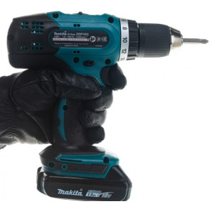 Дрель-шуруповерт Makita DDF 453 SYX 5 в руке