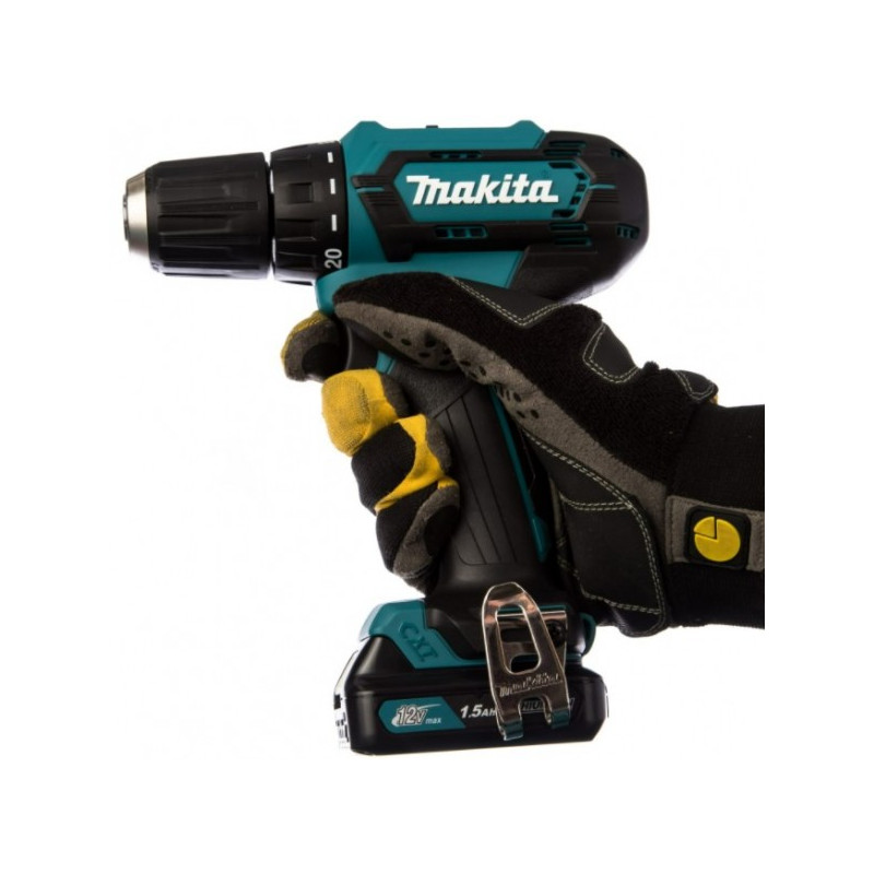 Дрель-шуруповерт Makita DF 333 DWYE в руке