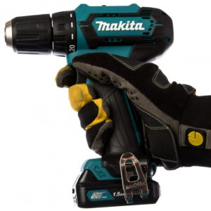 Дрель-шуруповерт Makita DF 333 DWYE в руке