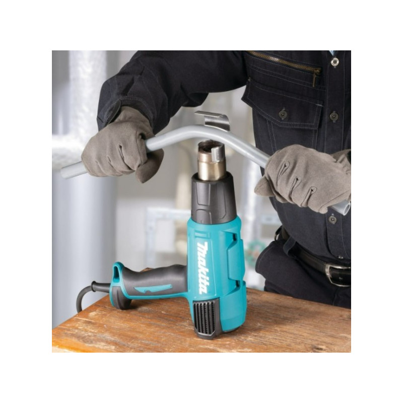 Строительный фен Makita HG 6531 CK в работе