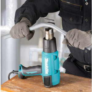 Строительный фен Makita HG 6531 CK в работе