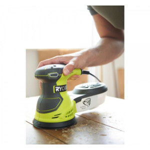 Эксцентриковая шлифмашина Ryobi ROS310-SA20 5133003616в процессе работы