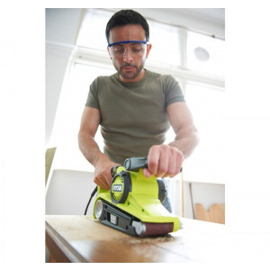 Ленточная шлифмашина Ryobi EBS800V 5133001146 в процессе работы