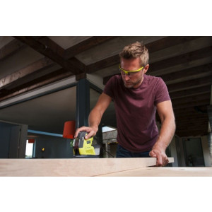 Дельташлифмашина Ryobi RMS180-S 5133002907 в процессе работы