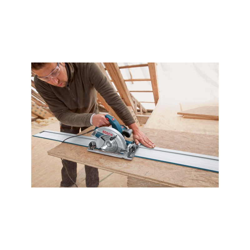 Циркулярная пила Bosch GKS 65 GCE 0.601.668.900 в процессе выполнения работ