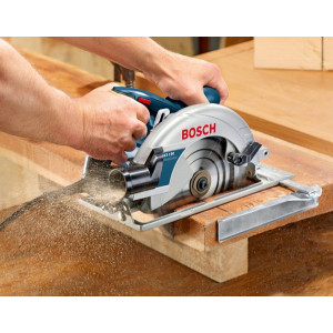 Циркулярная пила Bosch GKS 190 0.601.623.000 в процессе выполнения работ
