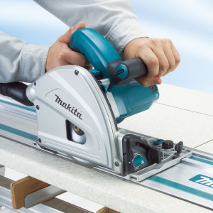 Циркулярная пила Makita SP 6000 в процессе выполнения работ