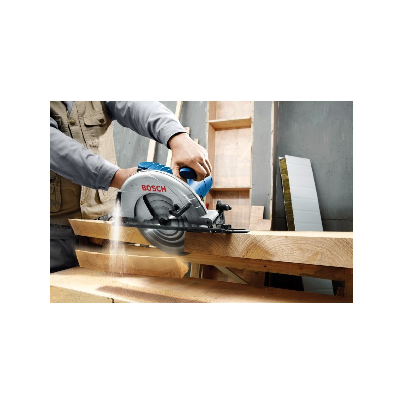 Циркулярная пила Bosch GKS 235 Turbo 0.601.5A2.001 в процессе выполнения работ