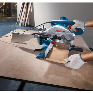 Торцовочная пила Bosch GCM 10 MX 0.601.B29.021 в процессе работ