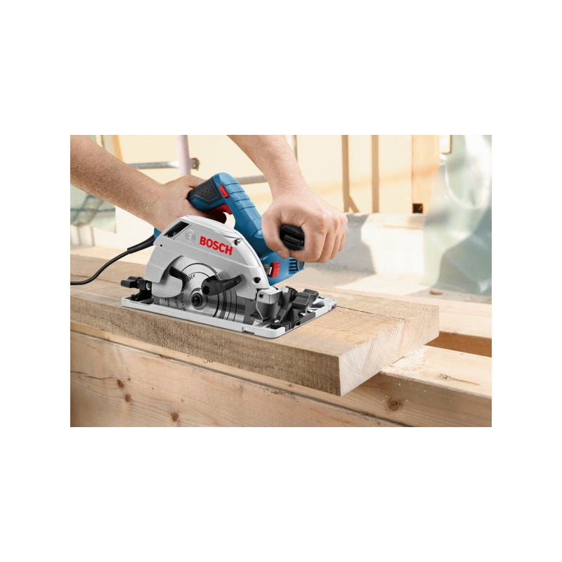 Циркулярная пила Bosch GKS 55+ GCE 0.601.682.100 в процессе выполнения работ