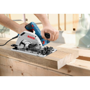 Циркулярная пила Bosch GKS 55+ GCE 0.601.682.100 в процессе выполнения работ