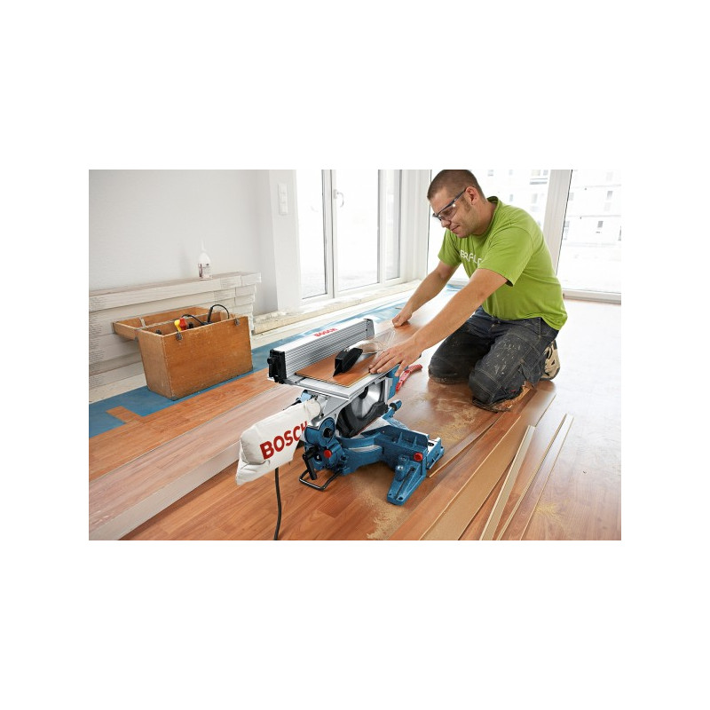 Комбинированная пила Bosch GTM 12 JL 0.601.B15.001 в процессе выполнения работ