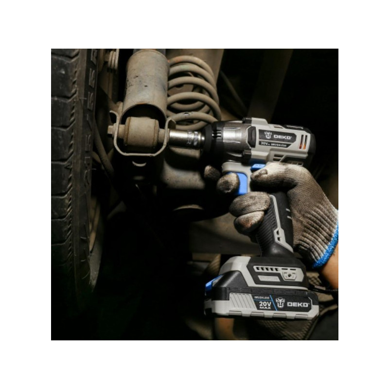 Гайковерт Deko DKIS20 063-4035 в работе