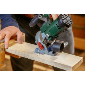 Циркулярная пила Bosch UniversalCirc 12 0.603.3C7.002 в процессе выполнения работ