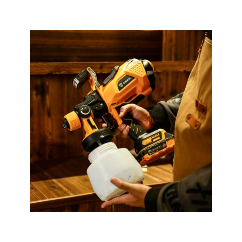 Краскопульт аккумуляторный Deko DKSG20K3 063-4021 в руке