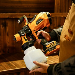 Краскопульт аккумуляторный Deko DKSG20K3 063-4021 в руке