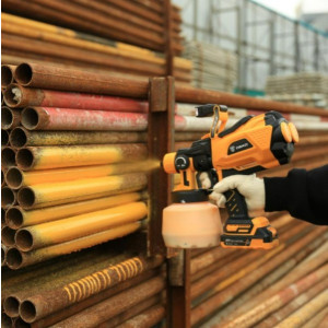 Краскопульт аккумуляторный Deko DKSG20K3 063-4021 в работе