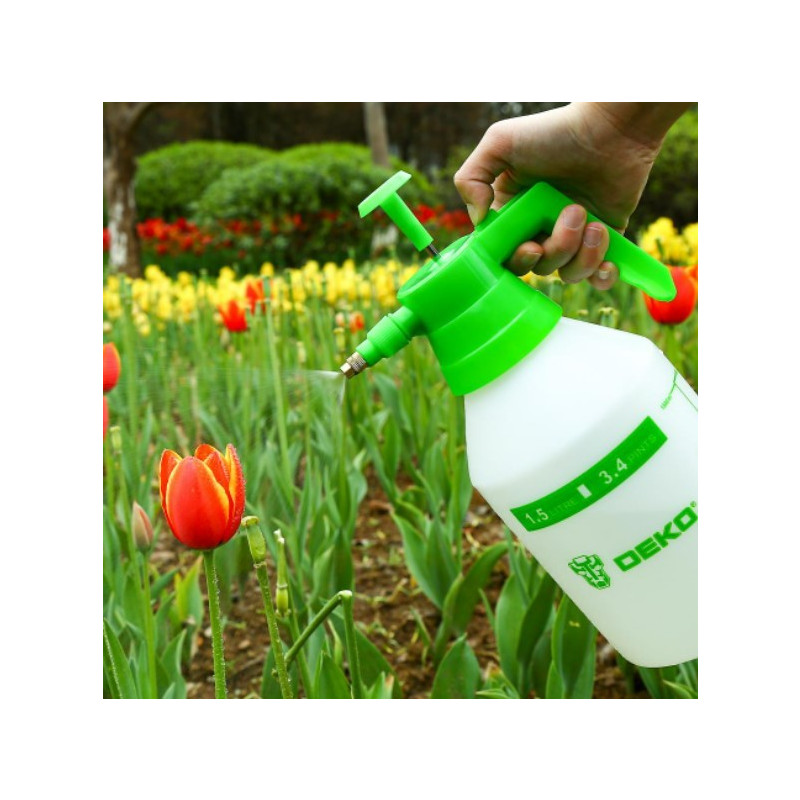 Ручной опрыскиватель Deko DKSP03 065-0935 в работе