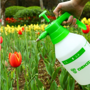 Ручной опрыскиватель Deko DKSP03 065-0935 в работе