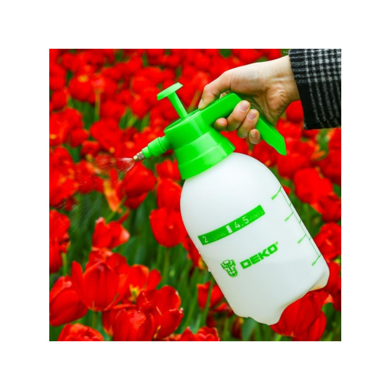 Ручной опрыскиватель Deko DKSP04 065-0936 в работе