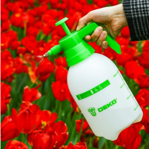 Ручной опрыскиватель Deko DKSP04 065-0936 в работе