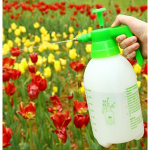 Ручной опрыскиватель Deko DKSP05 065-0937 в работе