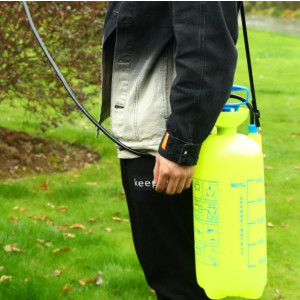 Ручной опрыскиватель Deko DKSP08 065-0940 на плече