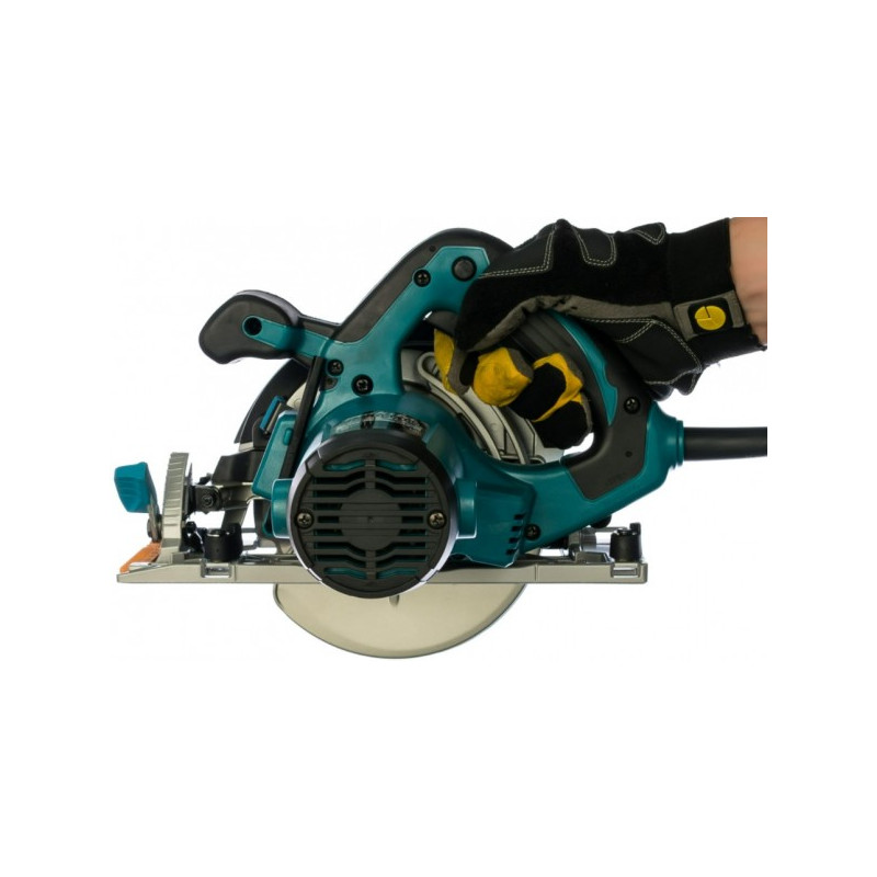 Циркулярная пила Makita HS6100 в руке