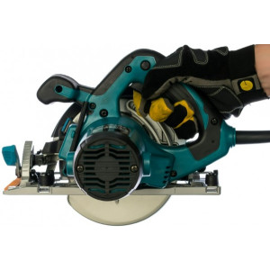 Циркулярная пила Makita HS6100 в руке