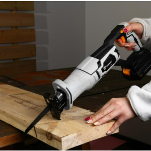 Сабельная пила Deko DKRS20 063-4206 в работе