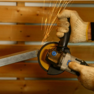 Угловая шлифмашина Deko DKAG20 Set 063-4027 в работе