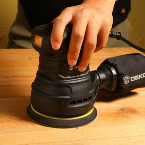 Эксцентриковая шлифмашина Deko DKG350 063-4263 в работе