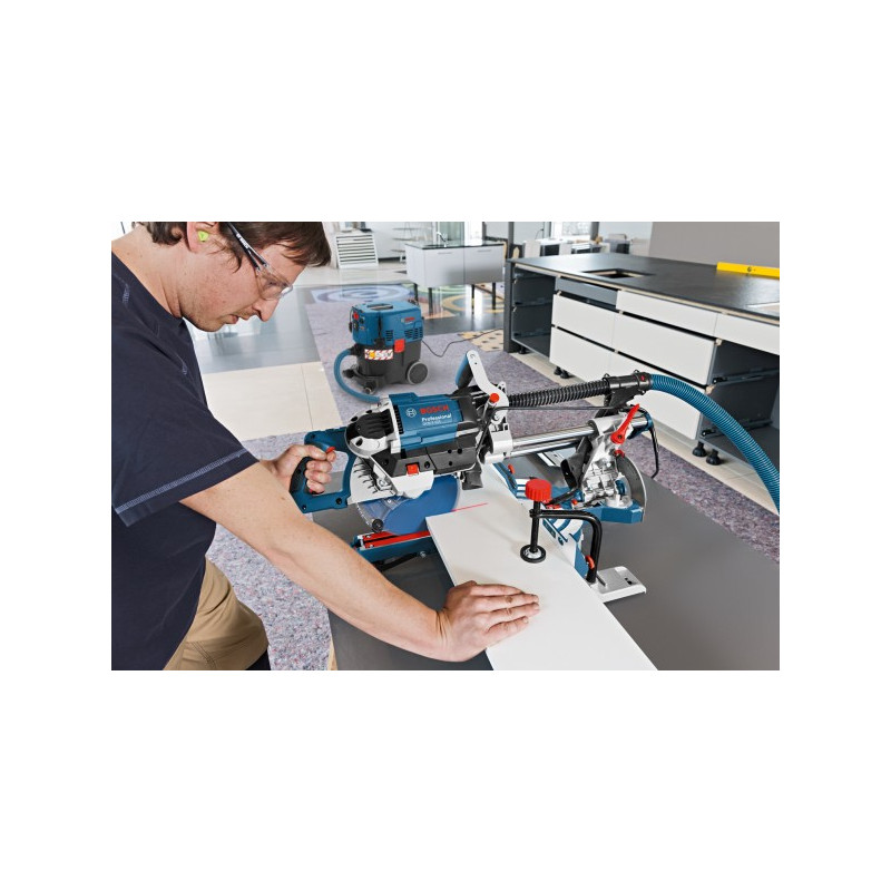 Торцовочная пила Bosch GCM 8 SDE 0.601.B19.200 в процессе выполнения работ